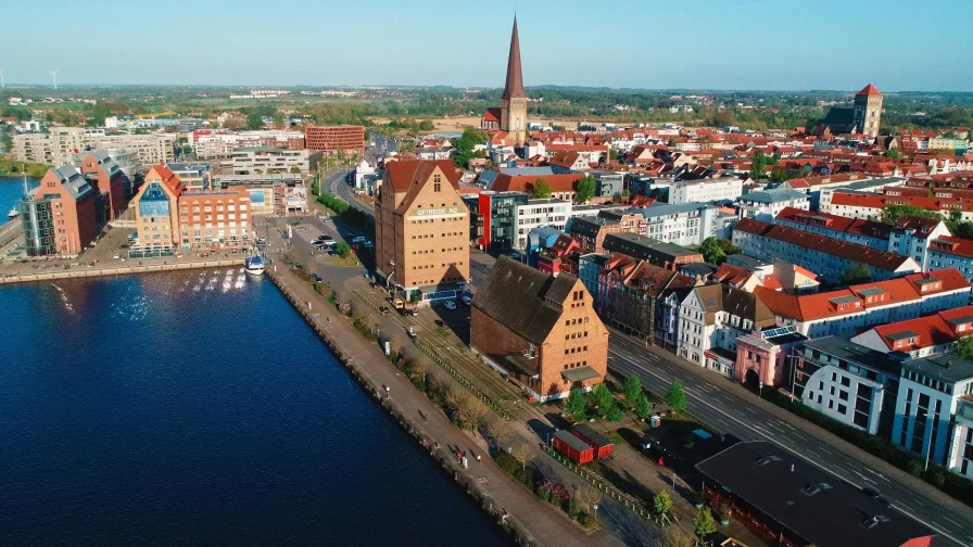 Blick auf die Speicher im Stadthafen Rostock
