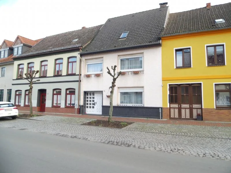 Straßenansicht - Haus kaufen in Brüel - Wohnhaus in Brüel mit Doppelgarage in zentraler Lage