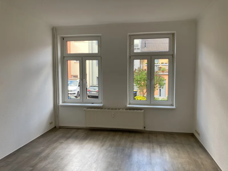 Zimmer - Wohnung mieten in Schwerin - 1 Zimmerwohnung - Bad mit Dusche + moderner Bodenbelag + Türen neu
