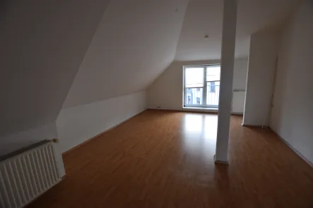 Wohnzimmer - Foto 1 - Wohnung mieten in Schwerin - Zentrale Dachgeschosswohnung mit EBK, Laminat und Duschbad