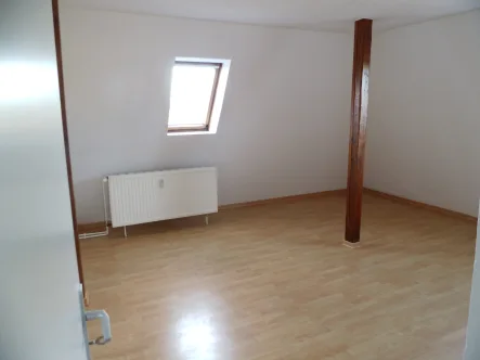 Wohnzimmer - Wohnung mieten in Schwerin - Stadtwohnung mit Wannenbad & EBK & Laminat