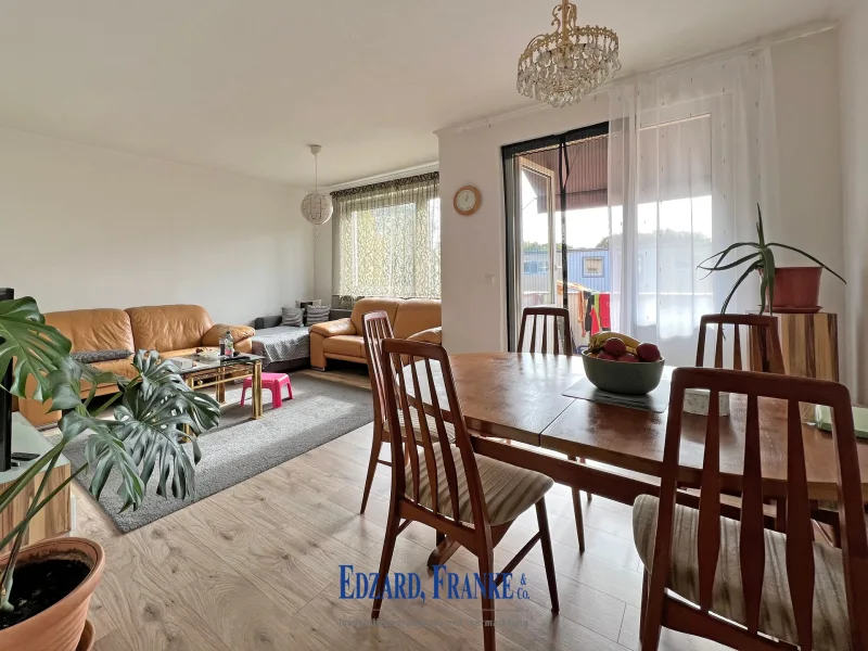 Wohnzimmer - Wohnung kaufen in Bremen - Sanierte 3-Zimmer-Eigentumswohnung mit Balkon
