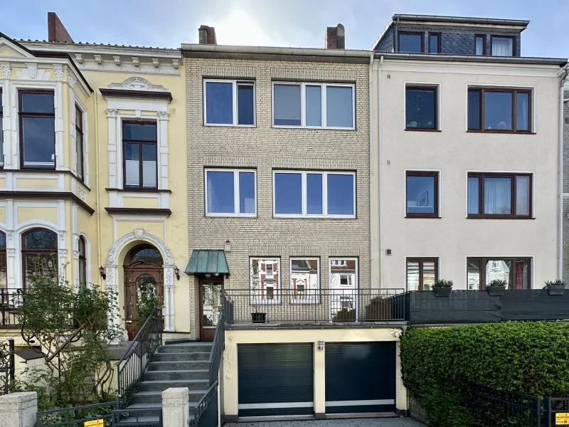 Hausansicht - Zinshaus/Renditeobjekt kaufen in Bremen - Charmantes Reihenhaus mit 3 Wohnungen und Garage in exzellenter Lage
