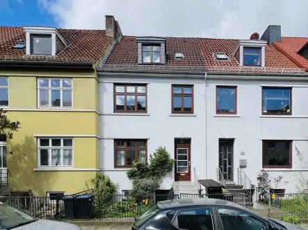 Hausansicht - Wohnung kaufen in Bremen - Gemütliche Altbau-Maisonette-Wohnung mit Garten in der Neustadt