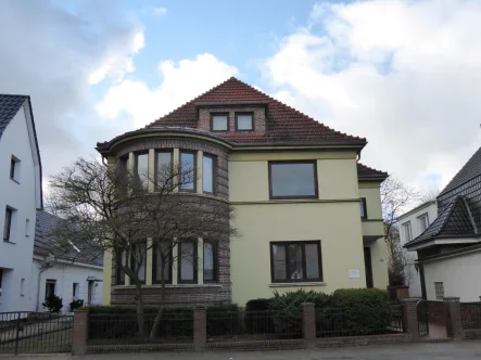Straßenansicht - Haus kaufen in Bremen - Zweifamilienhaus mit Einliegerwohnung / Mehrgenerationenhaus / Praxishaus