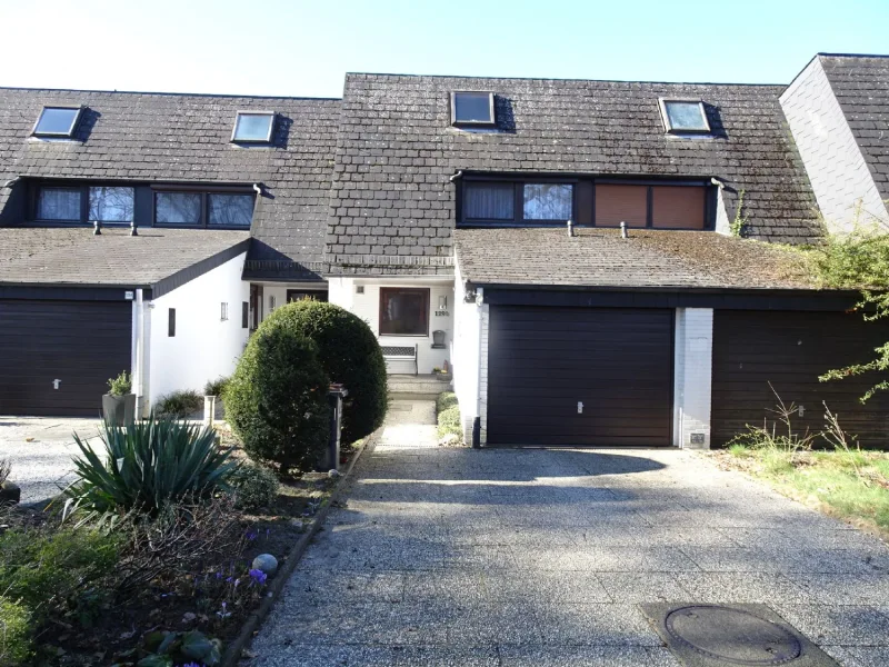 Zugang zum Haus mit Garage und Freiplatz - Haus kaufen in Bremen - Gepflegtes Reihenmittelhaus 5 Zimmer 380qm Grundstück