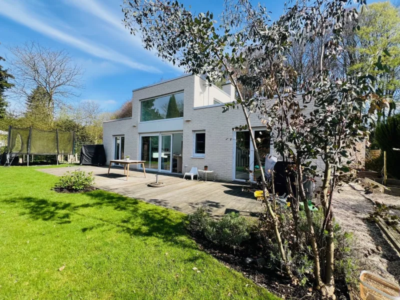 Außenansicht hinten - Haus kaufen in Bremerhaven - Modernes, exklusives Einfamilienhaus in Toplage am Speckenbütteler Park