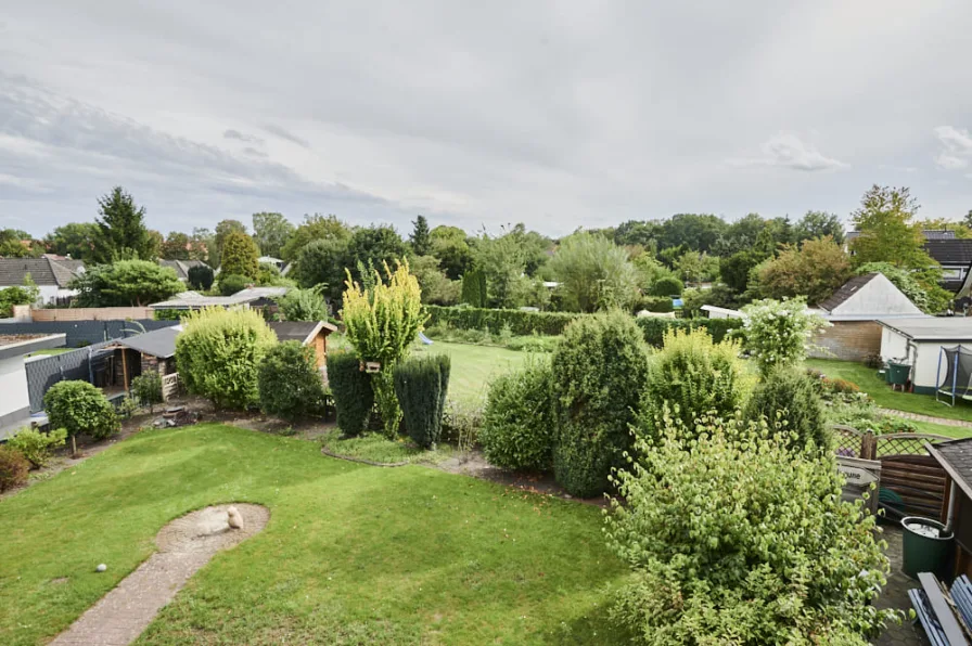 Herrlicher Blick über die nachbarliche Gartenlandschaft