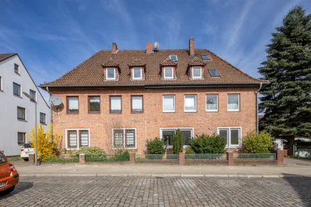 Hausansicht Vorne - Wohnung kaufen in Bremen / Blumenthal - Frisch renovierte Erdgeschosswohnung mit Garage, Terrasse und Gartenanteil