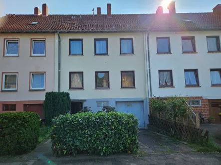 Vorderansicht quer - Haus kaufen in Bremen - 2 Familienhaus mit Garage und Vollkeller in ruhiger Seitenstraße in Bremen-Nord