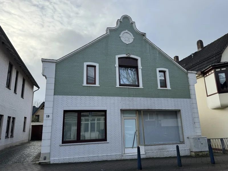 Wunderschönes Zweifamilienhaus Mit Teilkeller, Garage Und Garten Bietet ...