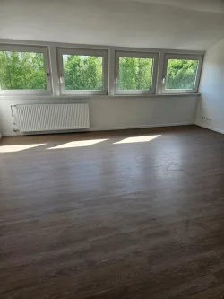 Wohnzimmer - Wohnung mieten in Bremen - Sanierte & helle 3 Zimmerwohnung im Dachgeschoss in ruhiger & zentraler Lage von Bremen Rönnebeck