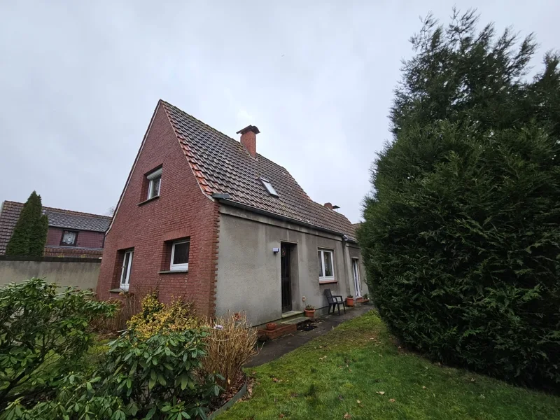 Seitenansicht - Haus kaufen in Schwanewede - **Anschauen lohnt sich**Einfamilienhaus mit Potential und Blick über die Felder von Schwanewede