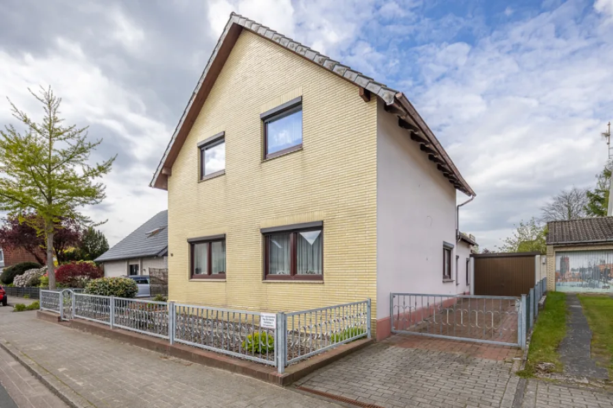 Vorderansicht - Haus kaufen in Bremen / Blumenthal - Zweifamilienhaus mit Potenzial im Herzen von Bremen-Blumenthal