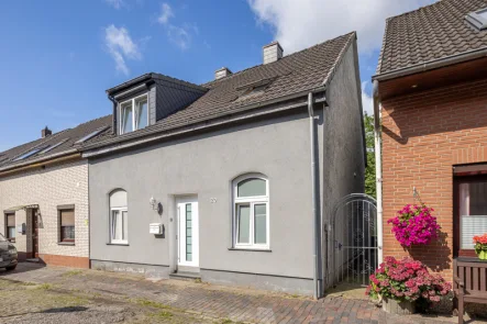 Hausansicht - Haus kaufen in Delmenhorst - *Preisreduktion!*Ein Traum wird wahr! Hochwertig sanierte Doppelhaushälfte in ruhiger Seitenstr.