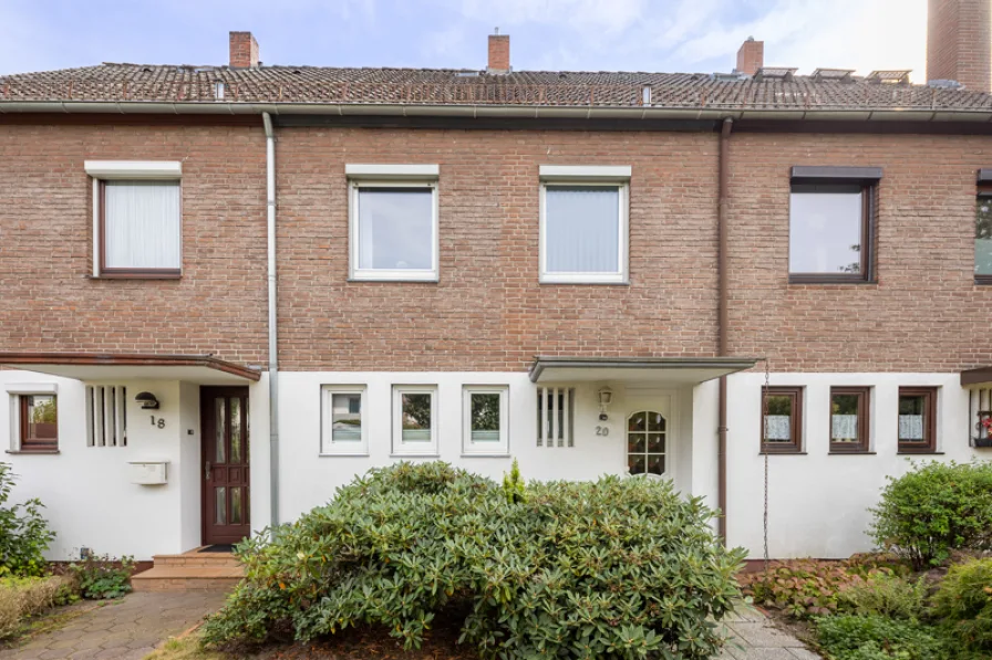 Haus, Vorne - Haus kaufen in Bremen - Renoviertes Reihenmittelhaus mit Garten, Balkon und Keller in ruhiger Wohngegend zu verkaufen