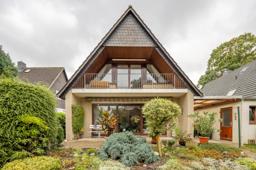 Rückansicht - Haus kaufen in Bremen / Farge - Teilunterkellertes Eigenheim mit Garten und Garage zu verkaufen