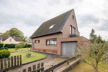 Hausansicht - Haus kaufen in Bremen - Vollunterkellertes Einfamilienhaus mit Garten und Garage in Bremen- Nord zu verkaufen.