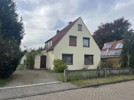 Hausansicht - Haus kaufen in Ritterhude - Sanierung / Abriss? Hier können Sie ein Schnäppchen schlagen! EFH auf großem Grundstück zu verkaufen