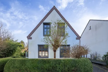 Vorderansicht - Haus kaufen in Bremen - Gepflegtes Einfamilienhaus mit Galerie, Kamin und Carport in Lesum