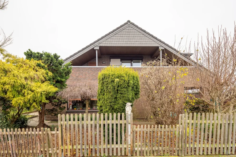 Hausansicht - Wohnung kaufen in Berne - Gepflegte Erdgeschosswohnung mit Garten und Carport