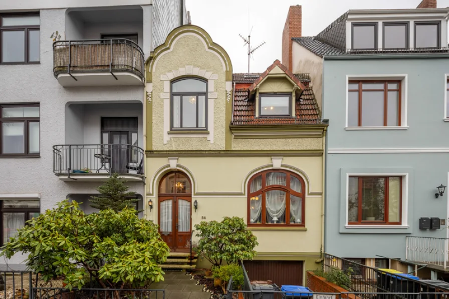 Hausansicht Vorne - Haus kaufen in Bremen / Neustadt - Gepflegtes Altbremer Haus mit Sauna, Garten und Tiefgarage in der Neustadt