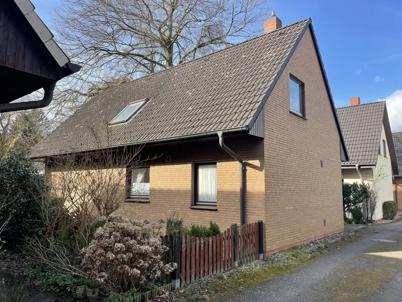 Hausansicht - Haus kaufen in Bremen - Geräumiges Einfamilienhaus mit Stellplatz und kleinem Grundstück in Bremen-Burg