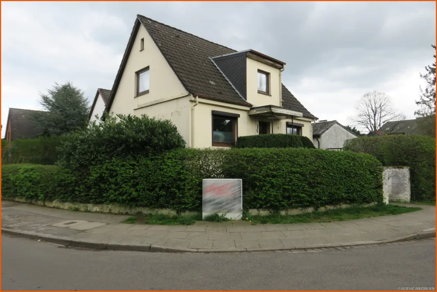 Straßenansicht - Haus kaufen in Hamburg - Zwei Häuser auf einem Grundstück in Hamburg-Rahlstedt