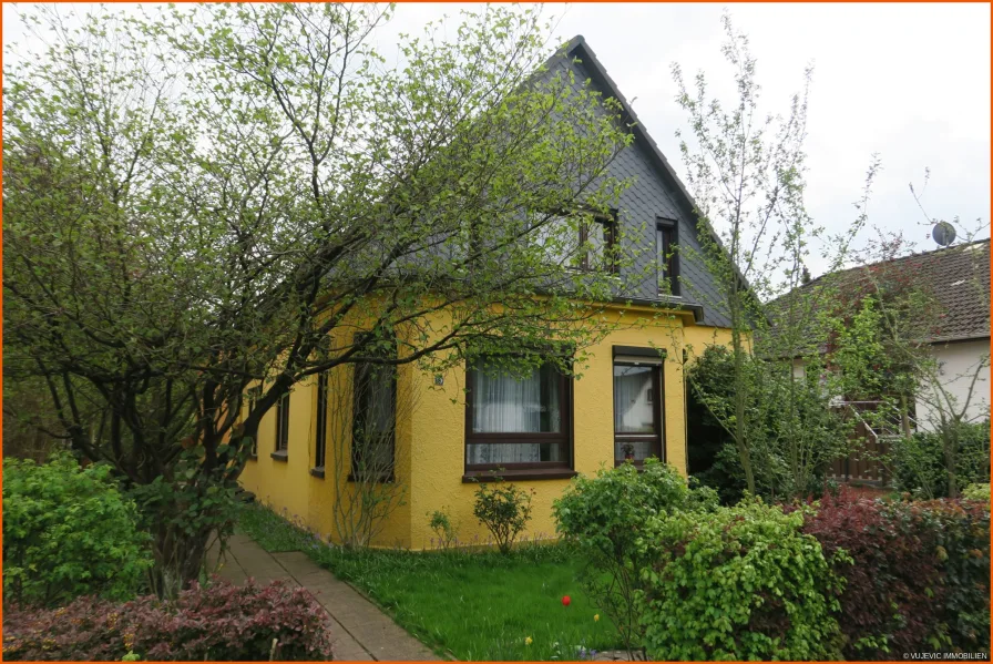 Straßenansicht - Haus kaufen in Schiffdorf / Spaden - Einfamilienhaus mit großer Garage und viel Nutzfläche in Spaden