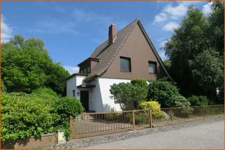 Straßenansicht - Haus kaufen in Bremerhaven - Gemütliches Einfamilienhaus im beliebten Surheide