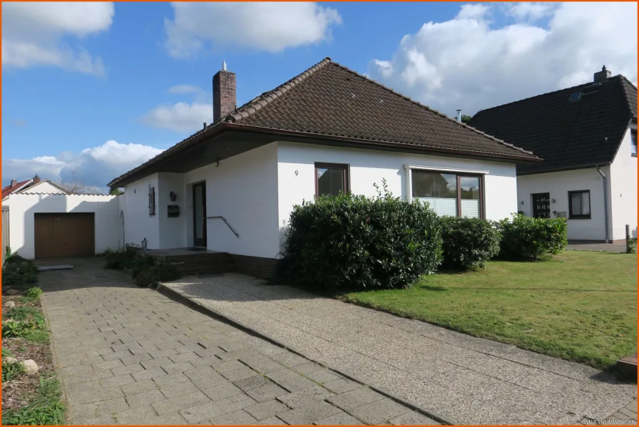 Straßenansicht mit Auffahrt - Haus kaufen in Beverstedt - Modernisierter Bungalow mit Garage in beliebter Lage in Beverstedt