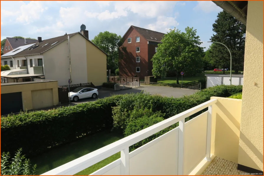 Balkon mit Markise - Wohnung kaufen in Bremerhaven / Geestemünde - Top Deal: Wohnung mit Balkon & Garage in Geestemünde