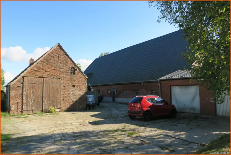 Seitenansicht mit Garagen und Nebengebäude - Haus kaufen in Loxstedt / Overwarfe - Preis gesenkt! Modernisierter Resthof nahe Weser & Bremerhaven