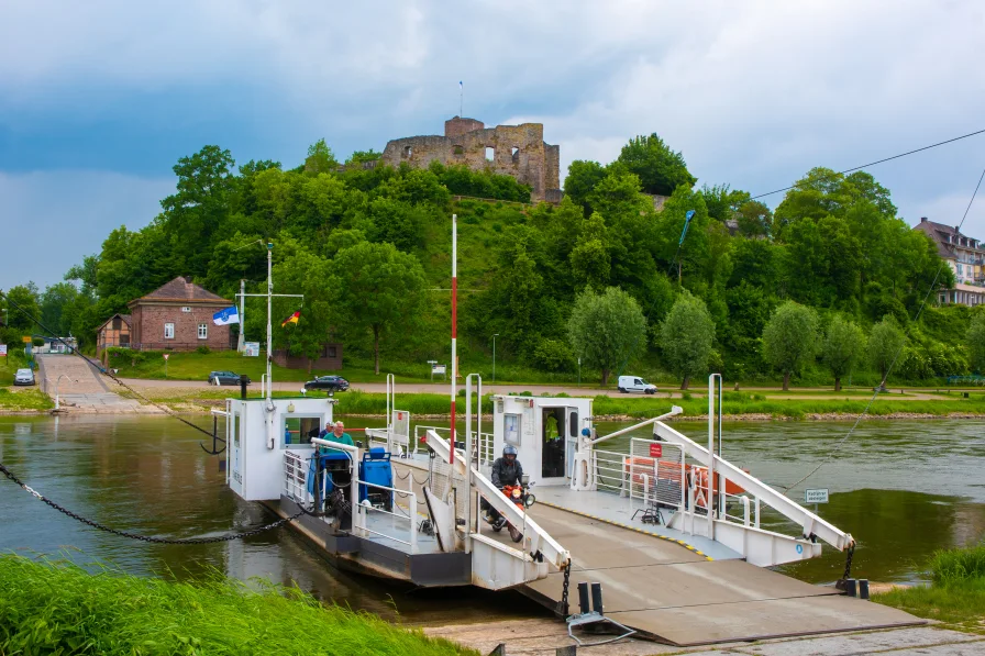 Weserfähre in Polle mit Burg Polle im Hintergrund