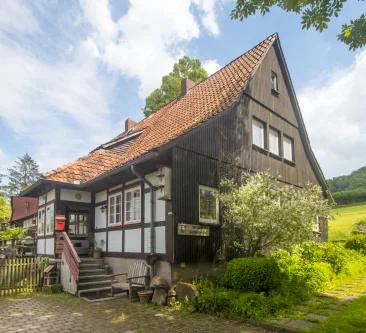 Gebäude mit Haupteingang - Haus kaufen in Polle - Wohnen wo andere Urlaub machen!