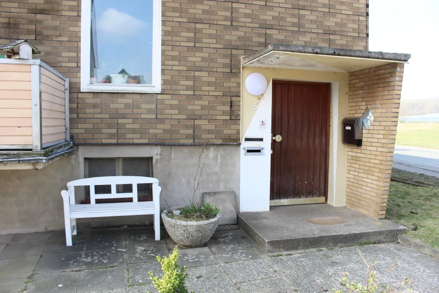 Hauseingang - Wohnung kaufen in Freden - Helle 4-Zi-WHG mit Balkon  vor den Toren von Alfeld Leine!