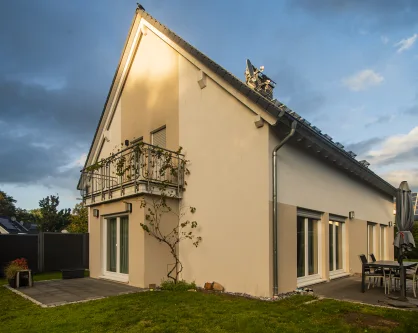 Ein strahlend schönes Haus! - Haus kaufen in Ronnenberg - Zwei für Eins - Zwei hochwertige Doppelhaushälften mit Stil!