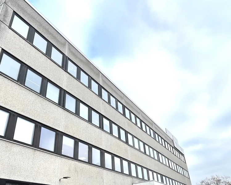 Fassade - Büro/Praxis mieten in Hannover - FIH - DER GEWERBEMAKLER - Bürogebäude mit herausragender Anbindung