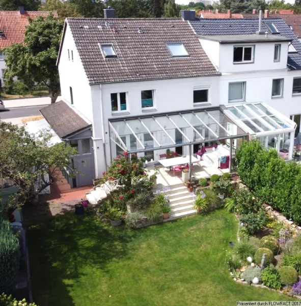 Rückansicht - Haus kaufen in Hannover - Sehr große Doppelhaushälfte mit gepflegten Garten