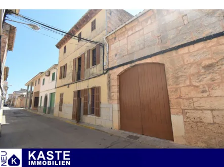 Titel - Haus kaufen in Sa Pobla - Stadthaus mit großer Terrasse auf Mallorca