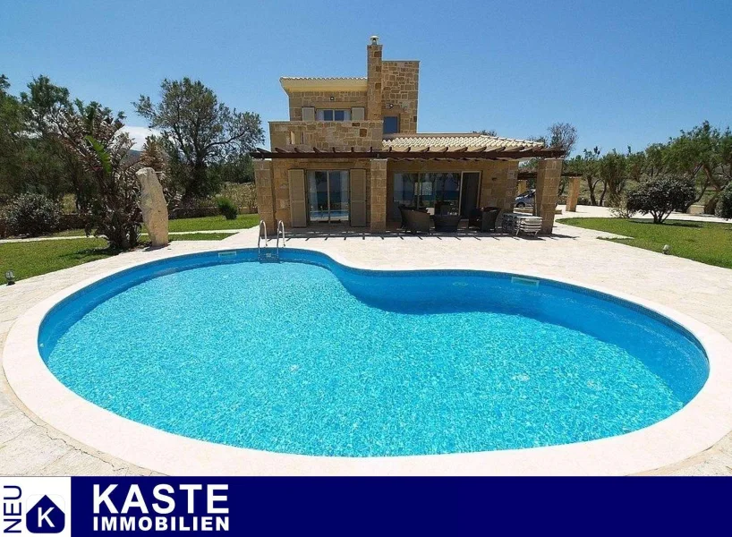 Titel - Haus kaufen in Kissamos - Wunderschöne Steinvilla am Strand auf großem Grundstück mit Pool auf Kreta