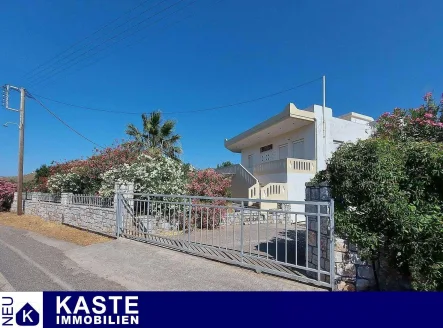 Titel - Haus kaufen in Kissamos - Charmantes Einfamilienhaus mit Dachterrasse und großem Garten im beschaulichen Kissamos auf Kreta.