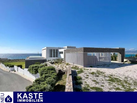 Titel - Haus kaufen in Peristeras - Einzigartige Villa am Meer mit Innenpool, Gärten und Gästehaus.