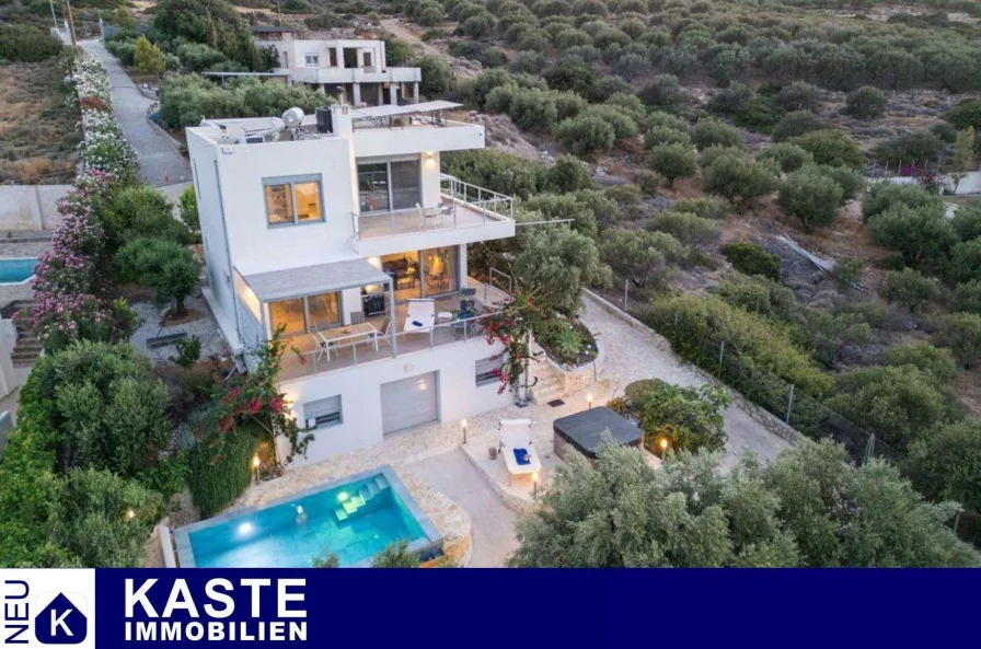 Titel - Haus kaufen in Pachia Ammos - Villa mit 3 Schlafzimmern, Pool und Meerblick in einem Dorf an der Küste.