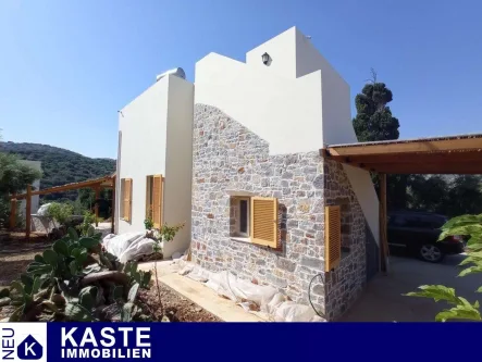 Titel - Haus kaufen in Kounali - Moderne Villa auf dem Land mit Garten und Terrasse mit Meerblick.