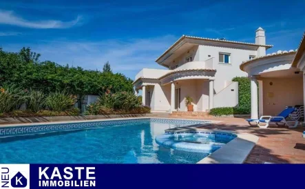 Titel - Haus kaufen in Monte Lemos - 5 Schlafzimmer Villa mit Pool, Meerblick und Garage in Praia da Luz