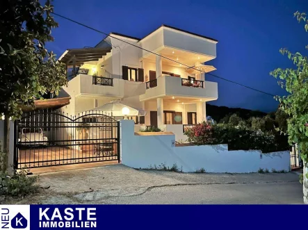 Titel - Haus kaufen in Almyrida - Gepflegtes Mehrfamilienhaus mit Meerblick und Garten auf Kreta