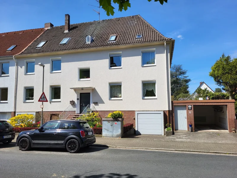 Ansicht - Zinshaus/Renditeobjekt kaufen in Hannover - Stadtteil Burg: Mehrfamilienhaus mit großem Garten