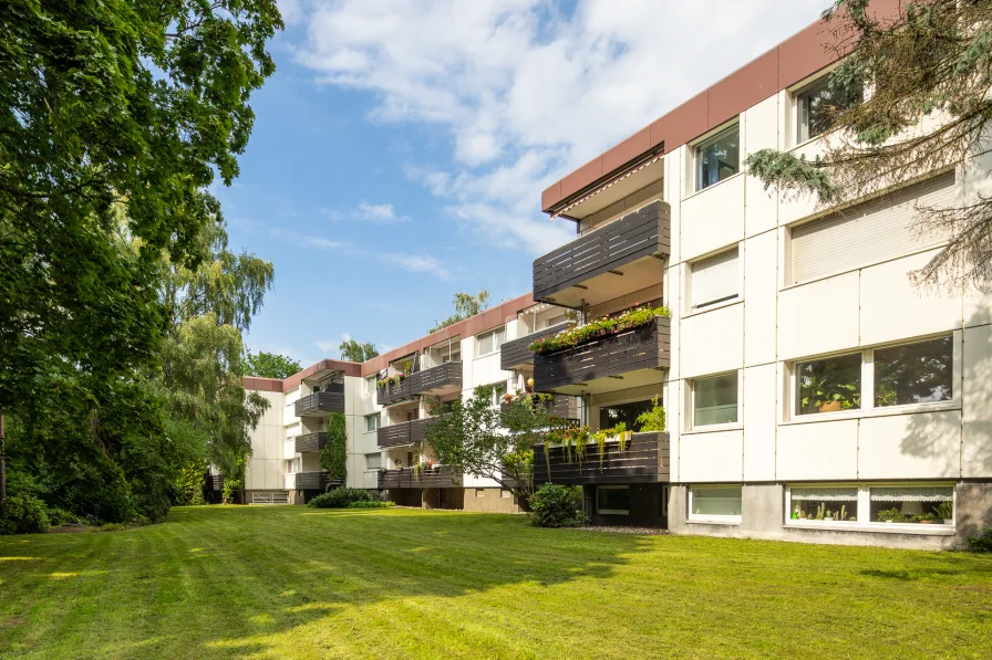 Hausansicht Gartenseite - Wohnung kaufen in Hannover - Bothfeld: vermietete 4-Zimmerwohnung mit SW-Loggia im Erdgeschoss