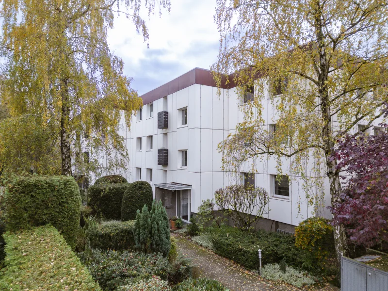 Hausansicht - Wohnung kaufen in Hannover - Bothfeld leerstehend: 4-Zimmerwohnung mit SW-Loggia im 2.OG und Garage